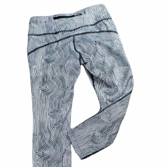 Nike Black & White Swirl Pattern Capri Leggings - Picture 2 of 4